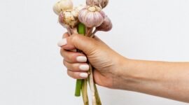Bawang putih mengandung sejumlah nutrisi penting, termasuk kalsium dan selenium, yang penting untuk kesehatan tulang. (Pexels/Karolina Grabowska)