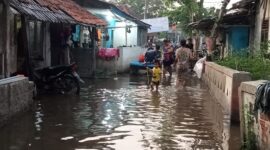 Pos pelayanan kesehatan dari Puskesmas Wanakerta dibangun untuk warga yang terdampak banjir di Desa Karangligar, Teluk Jambe Barat, Karawang, Jawa Barat,. Dok. BPBD Kabupaten Karawang)