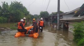 Tim gabungan melakukan evakuasi dan monitoring di lokasi terdampak banjir Kabupaten Karawang. (Dok. BPBD Karawang)