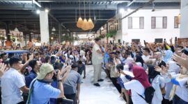 Capres nomor urut 2, Prabowo Subianto menyapa ratusan pedagang bakso, mie ayam dan UMKM se-Bekasi di Bandar Djakarta Bekasi. (Dok. TKN Prabowo Gibran)

