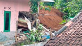 Salah satu rumah warga di Kampung Batuhilir, Desa Sekarwangi, Kecamatan Cibadak, Kabupaten Sukabumi, Provinsi Jawa Barat mengalami rusak berat akibat diterjang tanah longsor. (Dok. BPBD Kab. Sukabumi)