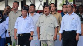 Menteri Pertahanan (Menhan) Prabowo Subianto disambut riuh luluban ribuan warga termasuk para petani dan peternak di Sumedang. (Dok. Tim Media Prabowo Subianto)

