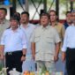 Menteri Pertahanan (Menhan) Prabowo Subianto disambut riuh luluban ribuan warga termasuk para petani dan peternak di Sumedang. (Dok. Tim Media Prabowo Subianto)


