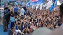 Calon presiden nomor urut 2, Prabowo Subianto, berjoget bersama Denny Cak Nan di Lapangan Gajayana, Malang, Jawa Timur. (Dok. TKN Prabowo - Gibran)
