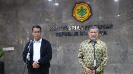 Menteri Pertanian (Mentan) Indonesia, Andi Amran Sulaiman (kanan) saat menerima Menteri Pertanian dan Keterjaminan Makanan Malaysia, Datuk Seri Mohammad Bin Sabu di kantor Pusat Kementerian Pertanian. (Dok. Kementan)